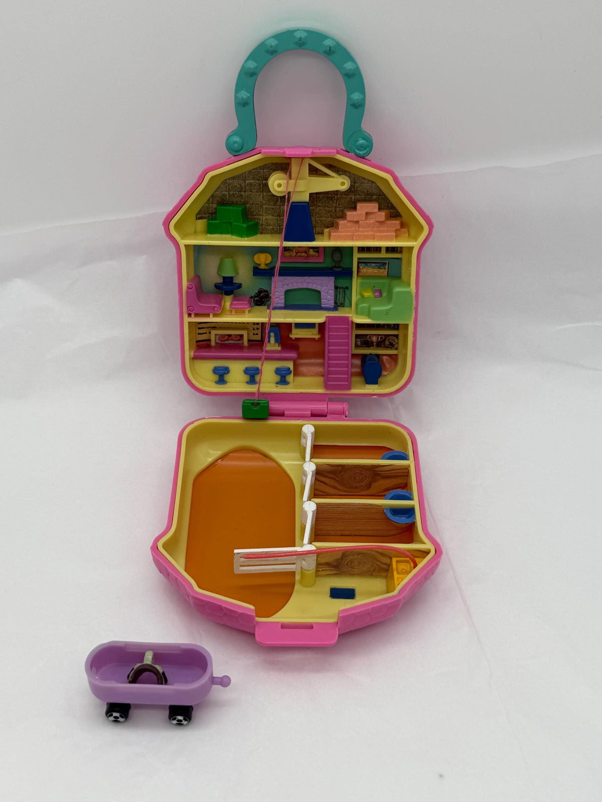 1994 Vintage Happy Trails Club Horse stable compact compatible with vintage Polly Pocket