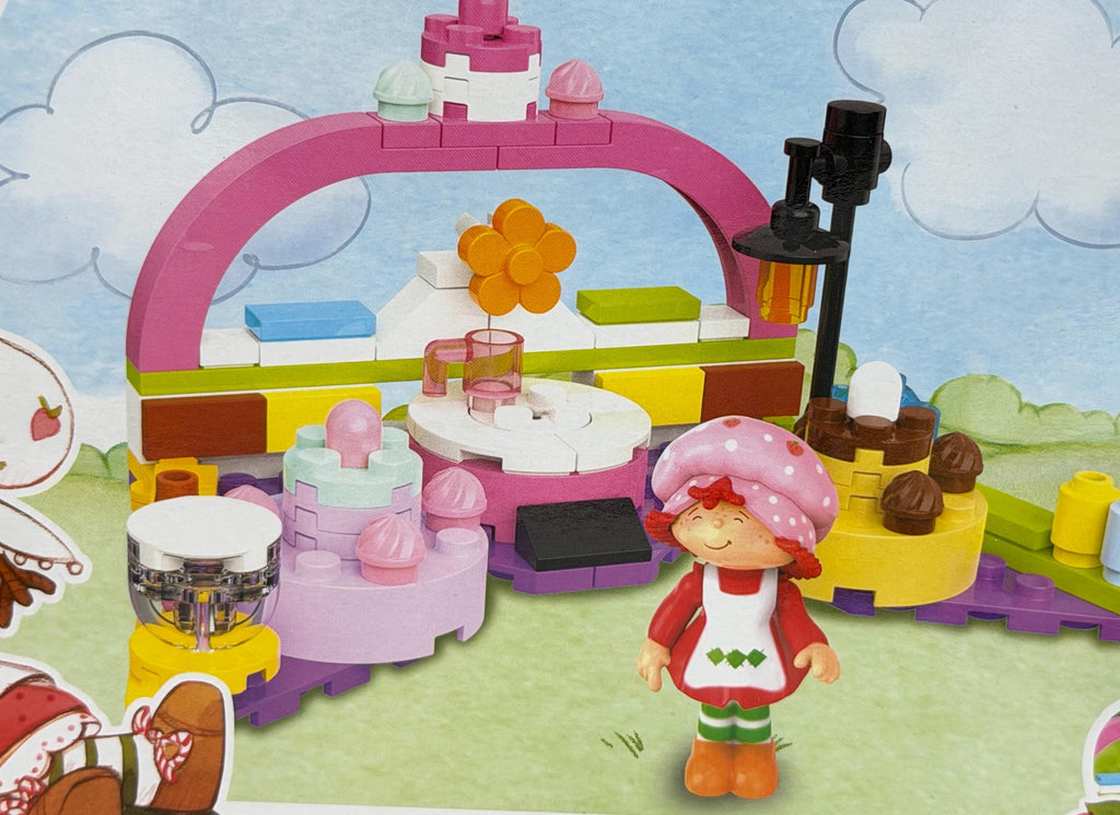 Strawberry Shortcake Berry Bake Off Build brick playset and figure