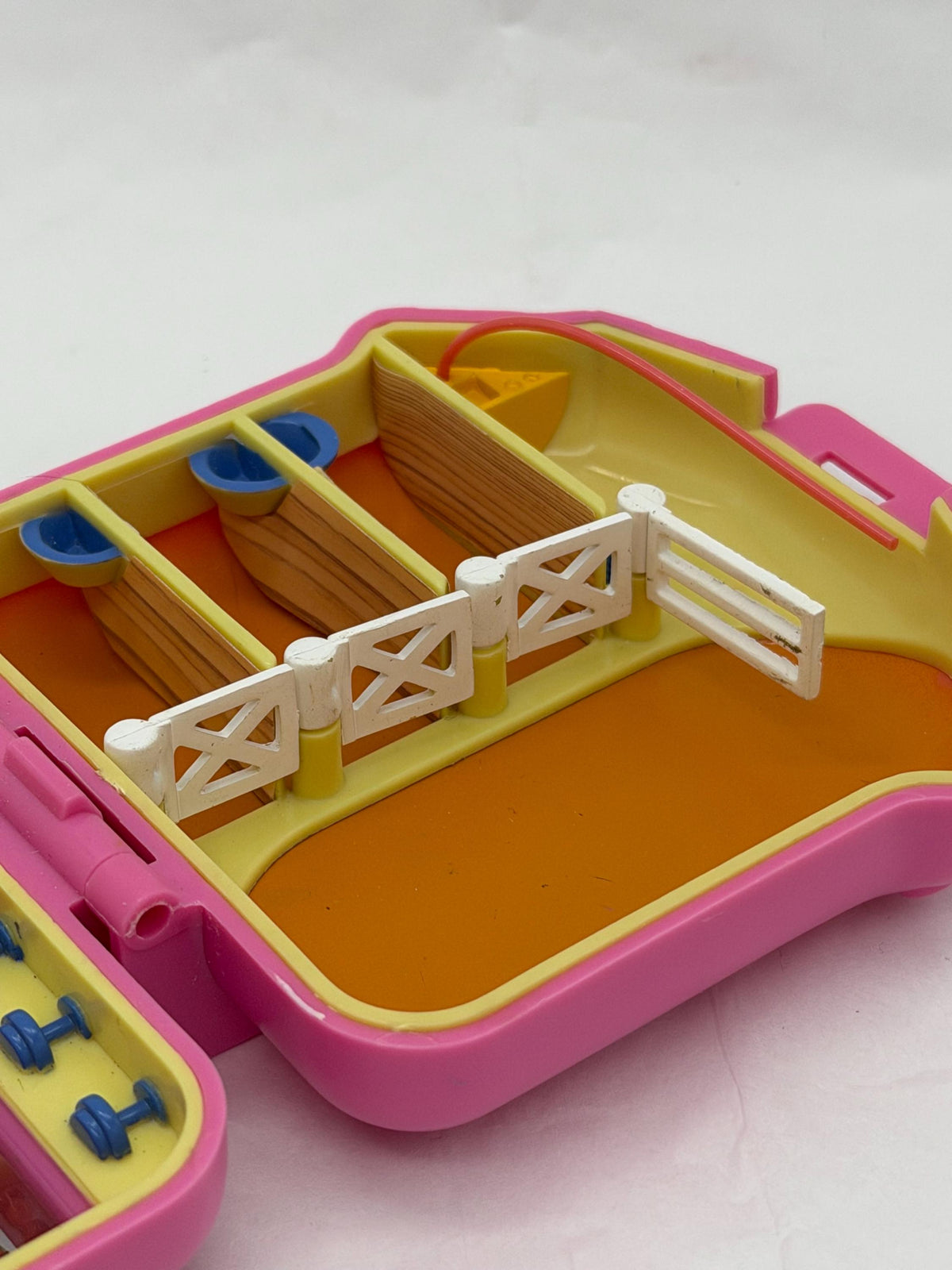 1994 Vintage Happy Trails Club Horse stable compact compatible with vintage Polly Pocket