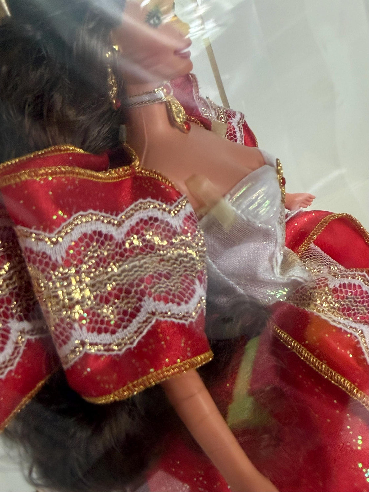Gorgeous vintage  1997 Happy Holidays 10th anniversary Barbie   in box